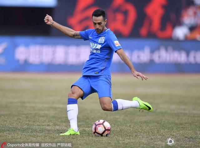 他给演员自由，当他得到精彩表演，就会欣喜、兴奋。